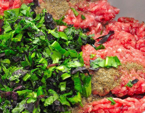 Теперь измельчим зелень кинзы, базилика, черемши и тархуна. Добавим в фарш измельченные травы и одно куриное яйцо. Теперь тщательно вымешиваем фарш руками, представляя, что готовим тесто. Если в процессе перемешивания вы несколько раз чихнули, то значит, перца положили как надо! Минут десять активных действий и наш фарш готов. Отправляем его в холодильник примерно на один час. Любители репчатого лука могут добавить в фарш и его конечно, но мне нравится использовать сладкий репчатый лук в качестве гарнира к такому кебабу.