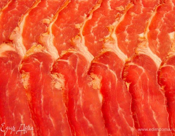 Достаем наш охлажденный фарш и приступаем  непосредственно к формированию наших кебабов. Тщательно лепим руками вытянутые котлетки примерно сантиметров 10-12 в длину. Теперь берем панчетту (итальянский бекон), у кого нет такой, можно взять обычный бекон, и заворачиваем наш кебаб вокруг на всю длину. Из такого количества фарша получится примерно  12-15 штук. Теперь наш кебаб готов к приготовлению.