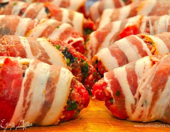 Теперь приготовим наш кебаб. В домашних условиях я готовлю его следующим образом. Выкладываю кебабы на противень с невысокими бортами и отправляю в духовку, разогретую до 200гр. Как только панчетта (бекон) зарумянится, выдвигаю противень и накрываю его фольгой и готовлю дальше около 30 минут на 180гр. В конце снимаю фольгу и включаю гриль на несколько минут. Кебаб получается очень сочным и нежным, т.к. панчетта удерживает в нем соки, а сама превращается во вкуснейшую хрустящую корочку.