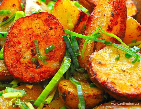 Далее все очень просто. Надо приготовить гарнир. Частью его будет деревенский картофель. Мне он очень нравится. Берем молодой картофель, нарезаем на дольки прямо с кожурой. Разогреваем глубокую сковородку, добавляем оливковое масло для жарки, выкладываем дольки картофеля и обжариваем, постоянно встряхивая картофель на сковороде. По мере приготовления порционно, несколько раз добавляем специи – морскую соль, куркуму и тимьян. В итоге получаем очень красивую, золотисто-рыжую картошку с хрустящей корочкой и рассыпчатую внутри.