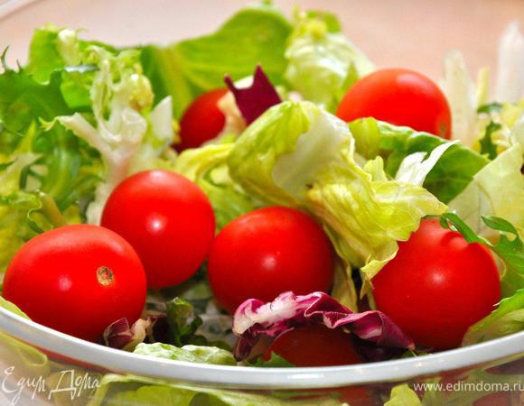 Отличным дополнением к нашему домашнему пикнику будет свежий салат с острой заправкой. Порвем в салатник 3-4 вида листового салата, добавим сладких помидор, кольца красного репчатого лука, мелко нарубленный перец чили. Щепотка соли и черного перца, оливковое масло холодного отжима и бальзамический уксус. Тщательно перемешаем и свежий острый салат готов, один его аромат возбуждает аппетит перед предстоящей трапезой.