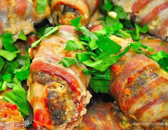 Пора звать всех к столу. Выкладываем в глубокие блюда наши кебабы, дольки деревенской картошки и наш великолепный салат. Все ставим на стол, добавим к этому разные соусы для барбекю, кто какие любит и конечно лаваш или лепешки. Осталось взять куском лаваша сочный кебаб, обмакнуть в любимый соус и …, затем дольку картофеля, и ложку ароматного острого салата. Проглотив все это, вам сразу захочется повторить еще раз. Приятного аппетита!