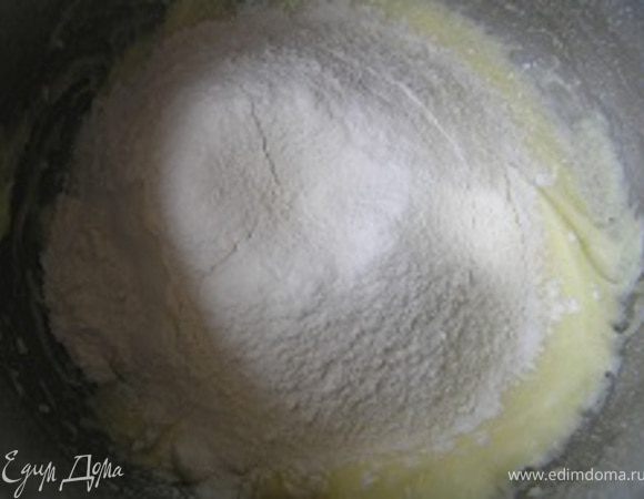 затем добавить муку, ванилин и замесить тесто. 