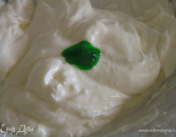 Творожный сыр взбить с сахарной пудрой, добавить зеленый краситель, перемешать, 