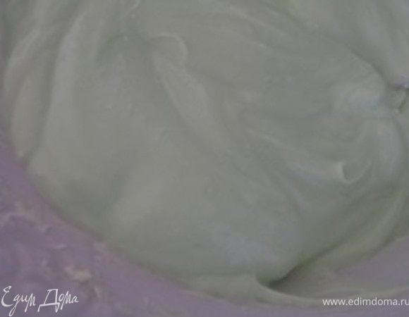добавить лимонный сок, немного взбить. Крем получается нежно-зеленого цвета, жаль что фото плохо передает этот оттенок.