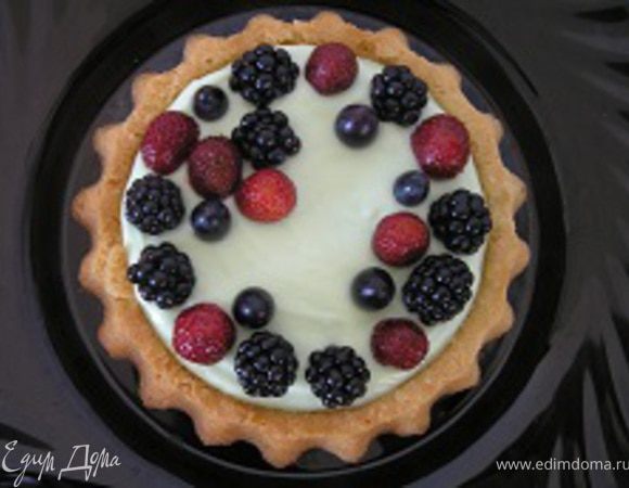 Ягоды и виноград промыть, обсушить на бумажном полотенце. Украсить тарт. На 2 часа поместить в холодильник.