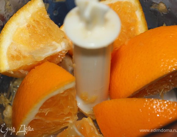 Апельсины помыть, с одного снять полностью кожуру, а второй разрезать попалам и использовать только одну половину с кожурой (вторая понадобиться во втором процессе приготовления). Не забыть вынуть косточки, если они есть. Измельчить все в блендере.