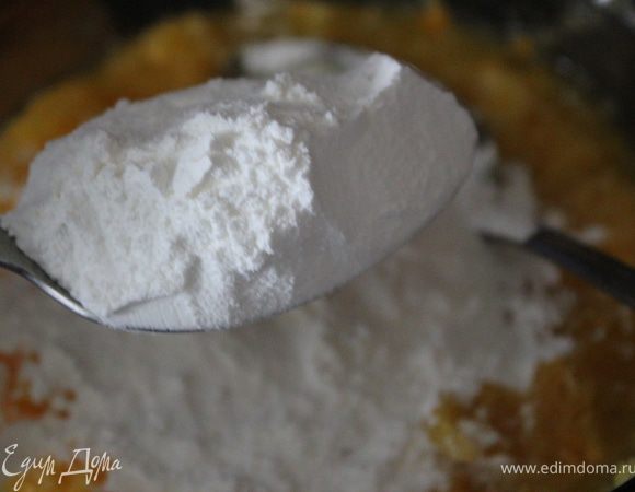 Добавить 4 ст.л.сахара и 2 ст.л. крахмала. Все перемешать.