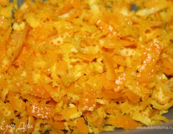 Кожуру второй половины апельсина натереть на терке.