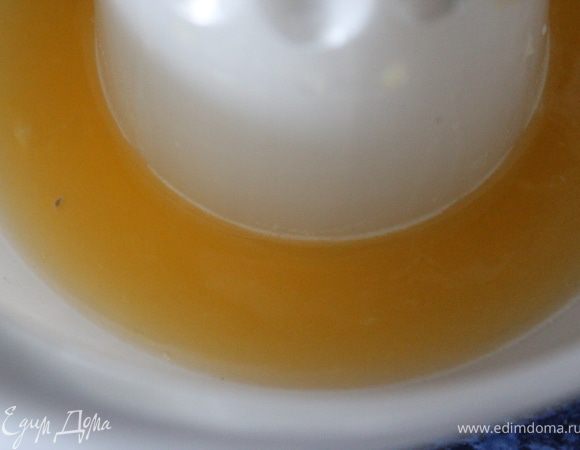 Из этой же половинки выжать сок.