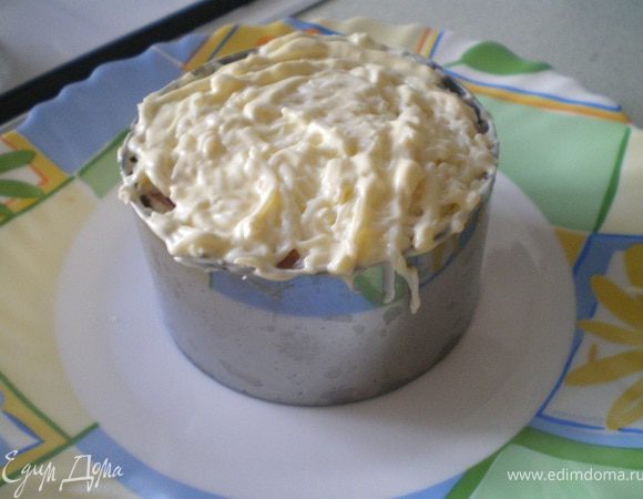 Картофель и яйца натереть на тёрке. Ветчину порезать тонкой соломкой. Выложить салат слоями, промазывая майонезом: картофель - морская капуста - картофель - ветчина - яйца. Можно украсить салат дольками яйца.