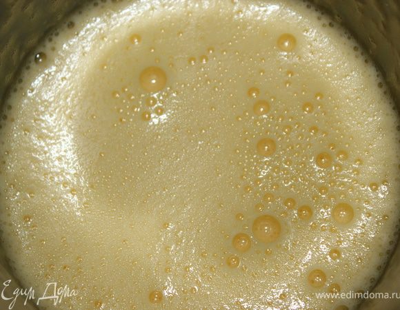 Яйца взбить с 4 ст.л. сахара до образования белой пены. Чтобы сахар весь растворился.