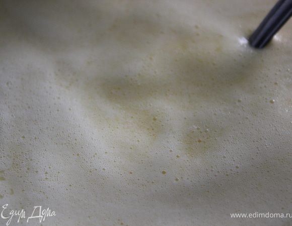 Добавить к маслу взбитые яйца. Аккуратно перемешать.