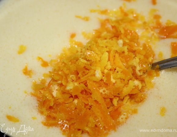 Добавить к яично-масленой массе цедру и сок половины апельсина, 2 ст.л. муки и разрыхлитель. Перемешать все. Я на низкой скорости перемешивала в блендере.