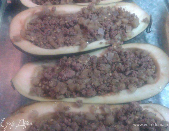 Готовый фарш выложить в "лодочки". Сверху выложить порезанный кружочками помидор и посыпать тертым сыром.