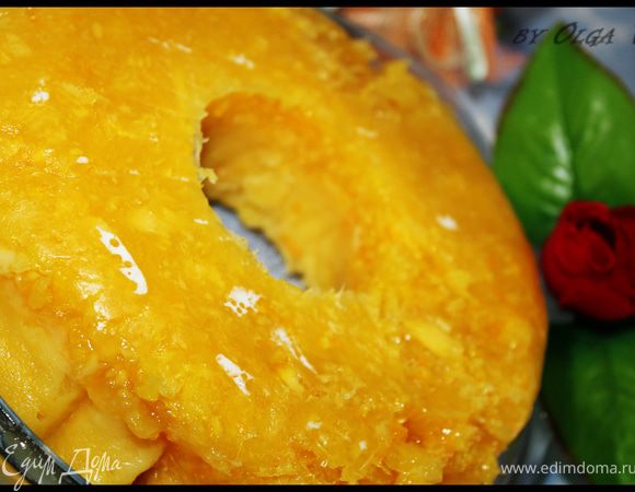 Выкладываем на апельсиновую массу наше тесто. Выпекаем в СВЧ на высокой мощности около 11 минут. Я после 6 минут проверяла каждые 2 минуты готовность зубочисткой. После того как наш десерт готов дать ему отстояться в микроволновке еще 10 минут. Перевернуть наш десерт на тарелку и аккуратно снять пергамент. И все) Приятного аппетита)