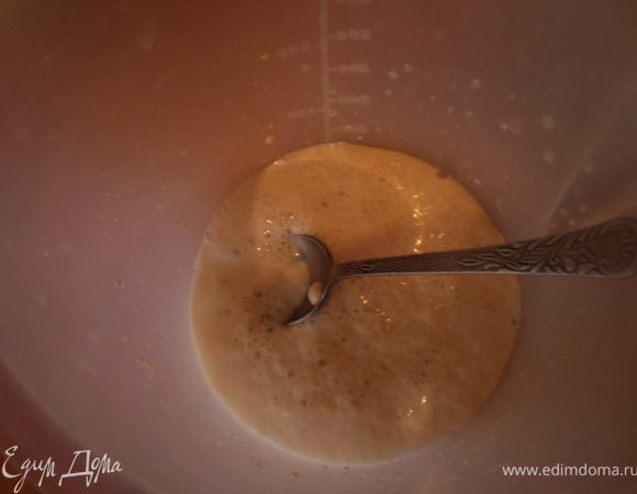 В четверти стакана теплой воды замочить дрожжи и сахар, оставить на 15 минут, чтобы появилась дрожжевая шапка.