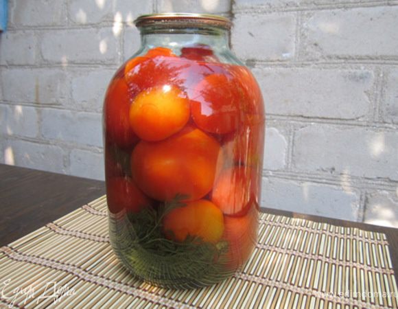 Отбираем тугие помидоры. Моем их и укладываем в стеклянную тару, я обычно использую 3 литровые банки. На дно каждой банки укладываем 3 - 4 стебелька морковной ботвы, 1 зубчик чеснока и 1 лавровый лист.
      Первый раз заливаем помидоры крутым кипятком, накрываем крышкой и оставляем минут на 15, чтобы они прогрелись, затем сливаем водуи исходя из пропорции на 5 литров воды готовим маринад: добавляем соль, сахар, доводим до кипения, вливаем уксус. Этим маринадом заливаем помидорчики, тщательно закручиваем крышку для консервации и перевернув банки вверх дном укутываем их на сутки. Затем готовые маринованные помидоры с ботвой отправляются на зимовку в подвал или кладовку.
 