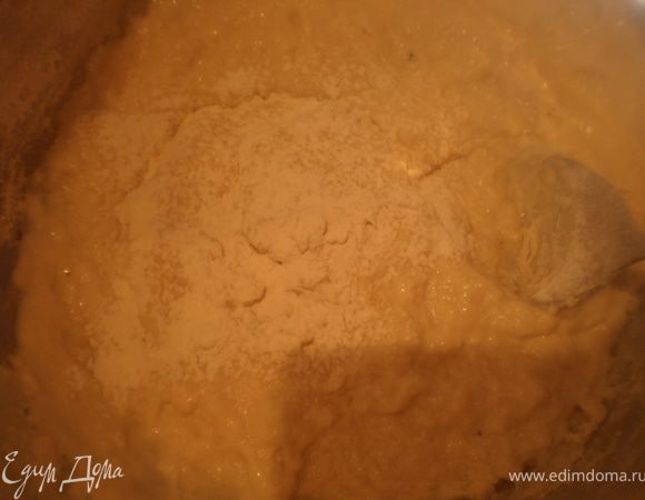 Вылить в миску, добавить остальную воду, соль, понемногу добавлять просеянную муку.