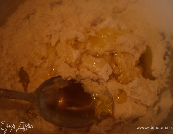 Вмешать в тесто всю муку, добавить 1,5 ложек оливкового масла.