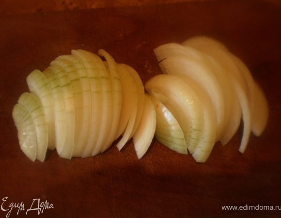 Лук нарезать полукольцами.