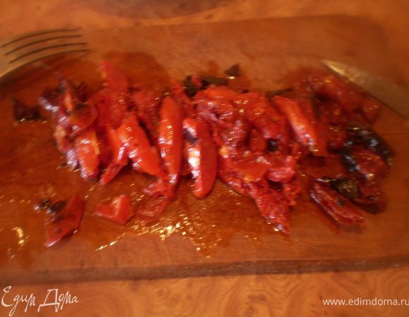 Помидоры нарезать полосками.