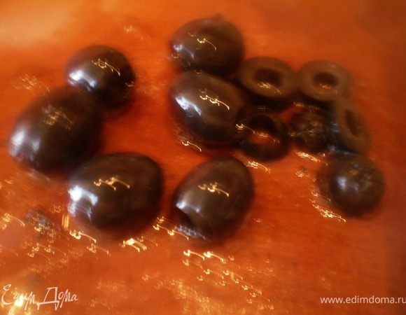 Оливки нарезать колечками.