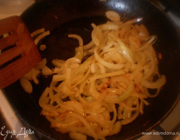 Лук обжарить на растительном масле.