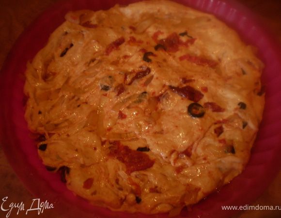 Вмешать начинку в тесто.Тесто выложить и распределить по форме.