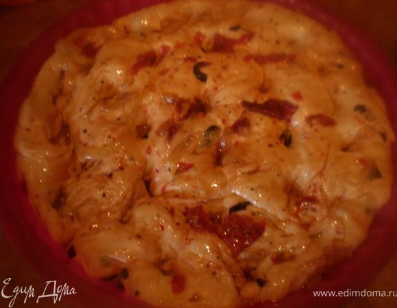 Смазать оливковым маслом, пальцами сделать углубления по всей поверхности.