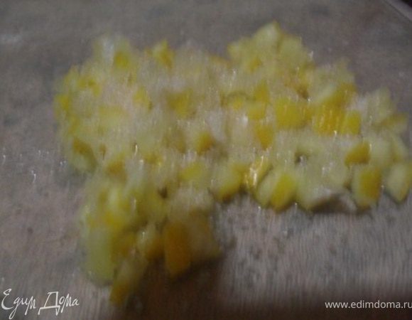 1/3 лимона порезать маленьким кубиком, присыпать 1 ст.л.сахара, оставить на 10 минут...