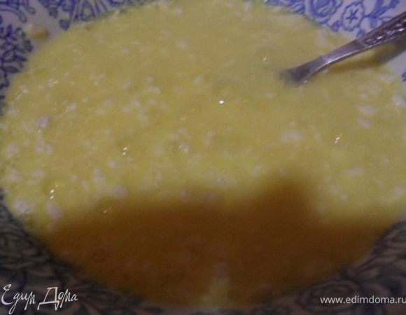 ...вбить в масляную смесь яйца, взбить.Влить лимонный сок,добавить соду, соль.Хорошо еще раз взбить...