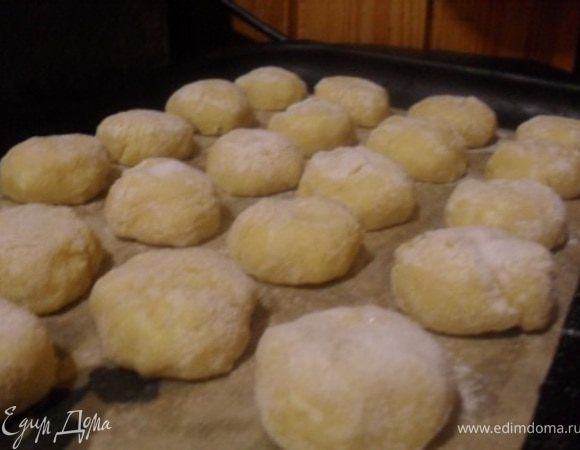 ...печенья выкладываем на проложенный листом пергамента противень.Выпекаем при 160*С около 10-12 минут...