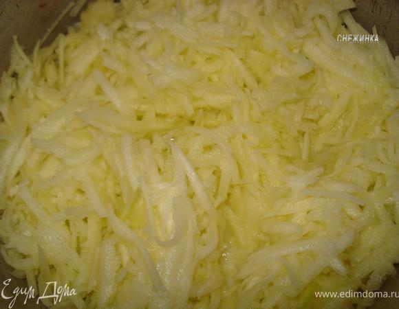 Очищенные от кожи и семян кабачки натираем на свекольной терке, солим. Добавляем 80 г. молока, 3 ст.л. воды и тушим до готовности (мягкости).