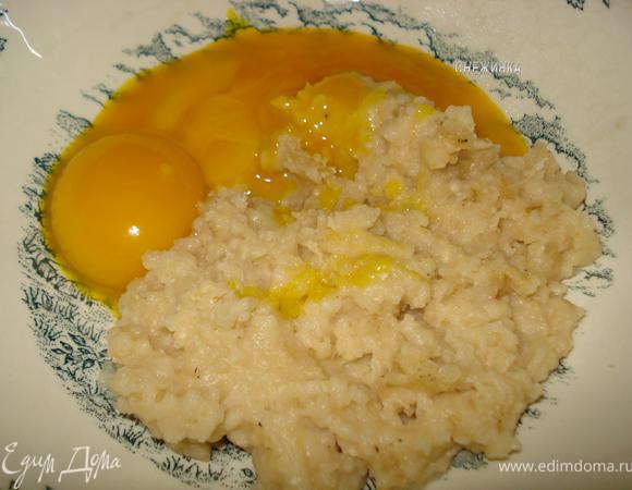 Обжариваем муку на сухой сковородке, добавляем 100 г. молока и тщательно перемешиваем кашицу венчиком. Добавляем желтки яиц и еще раз хорошо перемешиваем.