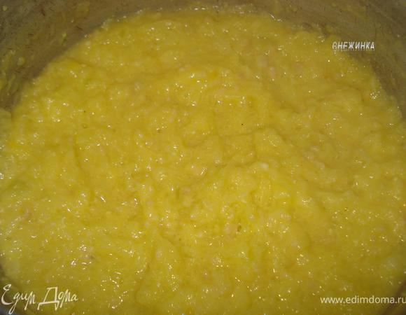 Добавляем массу в приготовленные кабачки, хорошо перемешиваем. Ставим на огонь до закипания.
