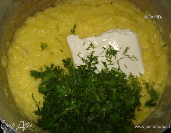Затем добавляем туда творог и мелко порезанные петрушку и укроп.