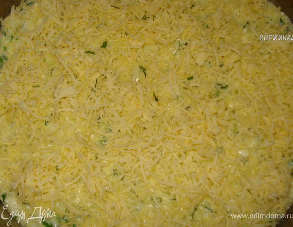 Сверху посыпаем тертым сыром. Я натирала сыр на мелкой терке.