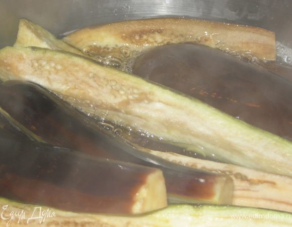 1,5 литра воды ставим на огонь,добавляем 3ст.ложки соли.Баклажаны режем вдоль на 4 части, кладем в кипящую воду, варим 10-15 минут(в зависимости от размера баклажан).
 