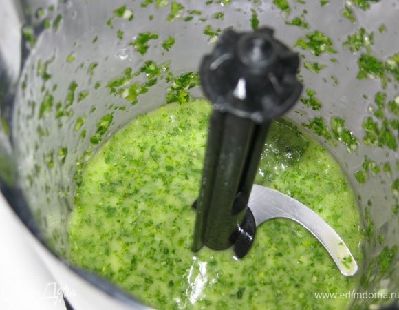 Кинзу, сельдерей, чеснок и растительное масло пробиваем блендером/