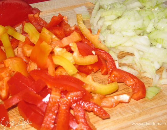 Мелко режем лук. Перец разрезаем на 4 части и нарезаем соломкой