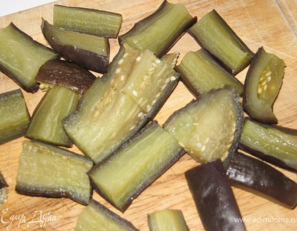  С баклажан сливаем воду режем их на небольшие кусочки 2-3 см.