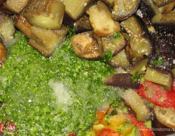 Все овощи складываем  вместе, добавляем соль, сахар, уксус, воду(2ст.ложки),зеленую массу из блендера. 