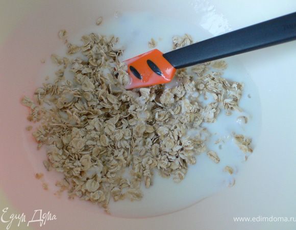 В хлопья добавить кефир и перемешать