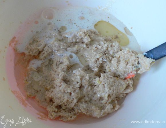 В получившуюся массу добавляем взбитое яйцо и растительное месло и перемешиваем