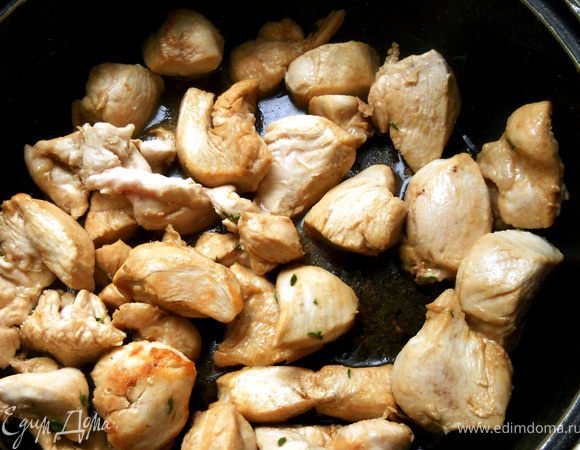 Куриное филе нарезать на небольшие куски, обжарить с добавлением масла, сначала на сильном огне, 2-3 минуты, затем огонь уменьшить и довести до готовности, добавив соевый соус (по вкусу) и немного тимьяна. 