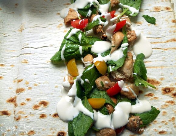 На основу выложить куриное филе, черри, шпинат, йогуртовый соус, свернуть в рулет и подавать! ***Ну в общем то красивые и ровные роллы в моем исполнение что-то из области фантастики, но в роллах все же главное - их душевность:)***