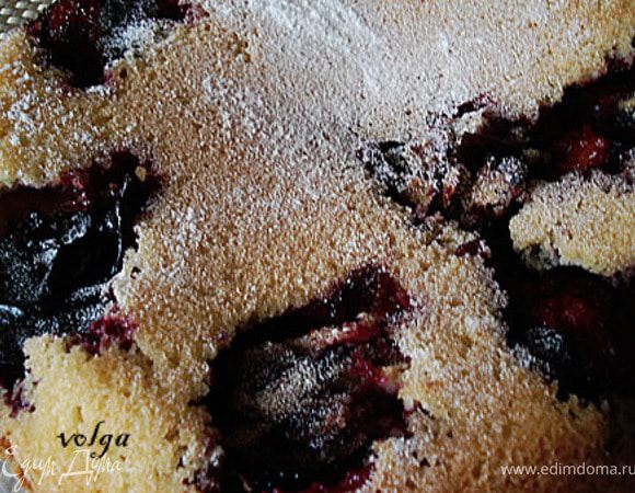 Яйца взбить с сахаром до белой состояния и чтобы кристалики сахара все растворились.Добавить муку. Перемещать. Форму смазать сливочным маслом, выложить половинки слив кожицей вниз, влить тесто и и выпекать 30-40 минут при температуре 200 градусов. После извлечения из формы посыпать пудрой. 