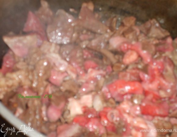убираем шкварки, и закладываем все мясо, кроме печени