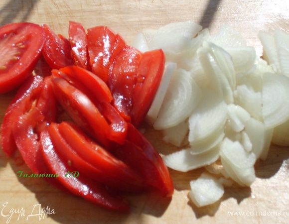 помидоры режем дольками, лук - полукольцами, закладываем в казан